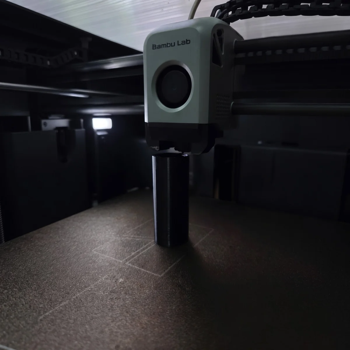 Cabezal de la impresora 3D Bambu Lab P1S imprimiendo una pieza negra
